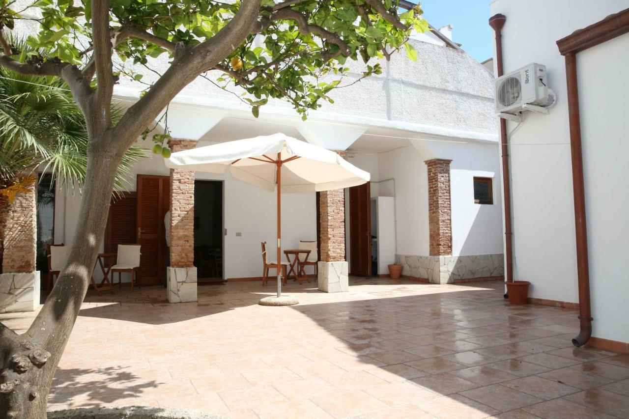 Bed and Breakfast Il Cortile Calasetta Esterno foto