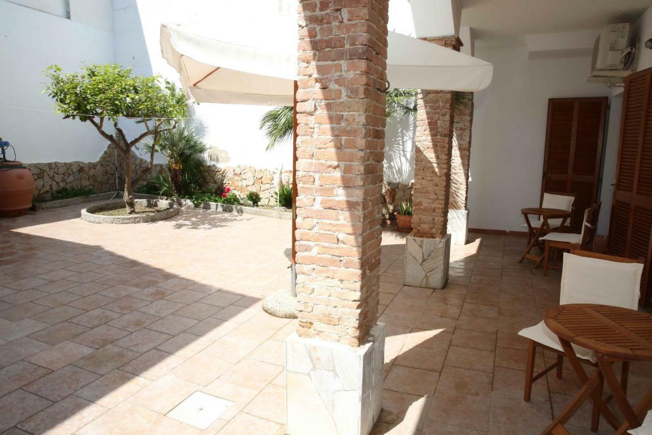 Bed and Breakfast Il Cortile Calasetta Esterno foto