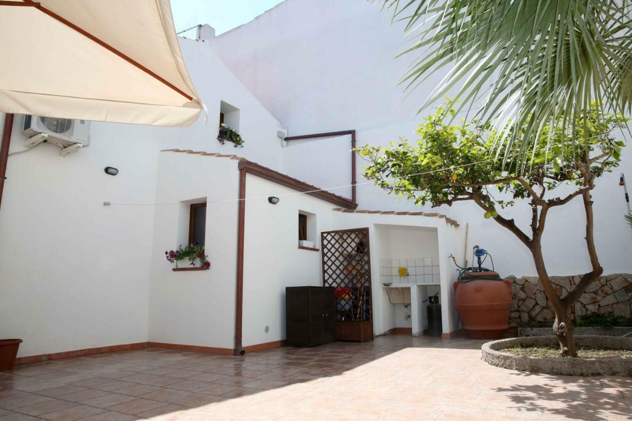 Bed and Breakfast Il Cortile Calasetta Esterno foto